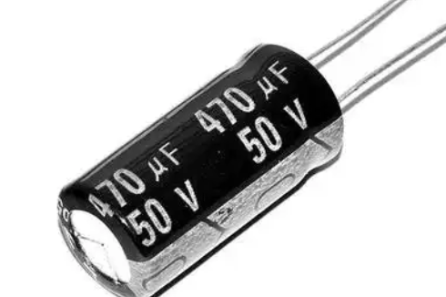 與固態電容相比，鉭電容的成本如何?